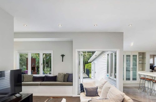 Auckland Apartment | Stylish Villa with Pool and Garden, family friendly and free parking