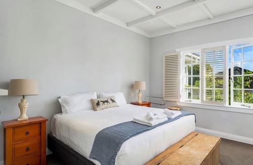 Auckland Apartment | Stylish Villa with Pool and Garden, family friendly and free parking
