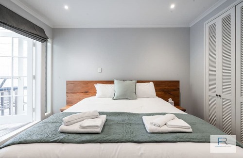 Birkenhead Apartment | Sanctuary with private deck, close to Cafes, Pet Friendly. 1 min to Birkenhead Village