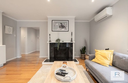 Birkenhead Apartment | Sanctuary with private deck, close to Cafes, Pet Friendly. 1 min to Birkenhead Village