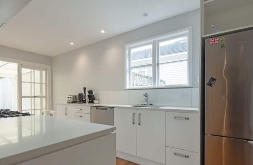 Birkenhead Apartment | Sanctuary with private deck, close to Cafes, Pet Friendly. 1 min to Birkenhead Village