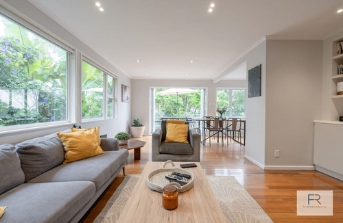 Birkenhead Apartment | Sanctuary with private deck, close to Cafes, Pet Friendly. 1 min to Birkenhead Village