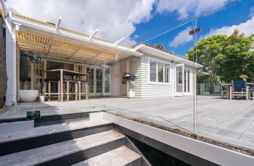 Birkenhead Apartment | Sanctuary with private deck, close to Cafes, Pet Friendly. 1 min to Birkenhead Village