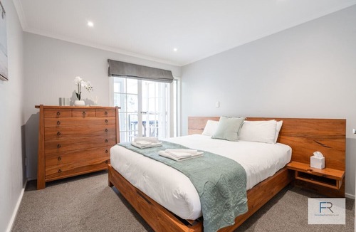 Birkenhead Apartment | Sanctuary with private deck, close to Cafes, Pet Friendly. 1 min to Birkenhead Village