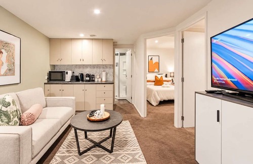 Hornby House | The Wilmers | 6BR + Free Parking | Sleeps 11