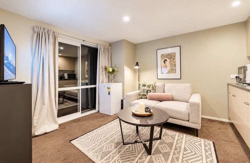 Hornby House | The Wilmers | 6BR + Free Parking | Sleeps 11