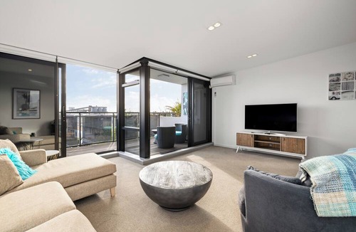 Mount Maunganui Apartment | The Lookout - 1-Bedroom Apartment with Stunning Views, Pool & Gym Access, Secure Parking, and Prime Mount Maunganui Location