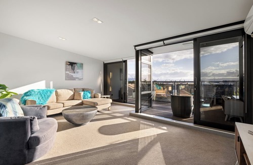 Mount Maunganui Apartment | The Lookout - 1-Bedroom Apartment with Stunning Views, Pool & Gym Access, Secure Parking, and Prime Mount Maunganui Location