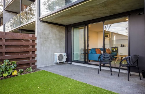 Christchurch City Centre Apartment | Walk to The Terrace – 1 Bedroom Apartment with Parking
