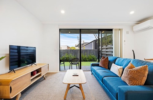 Christchurch City Centre Apartment | Walk to The Terrace – 1 Bedroom Apartment with Parking