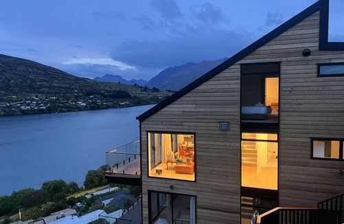 Frankton Apartment | Stunning Lakeview QT Holiday House