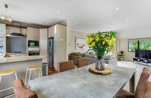 Saint Johns Apartment | Upper Floor 2BR Unit near Eastern Auckland Beaches