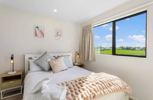 Otahuhu Apartment | Urban Glow Townhouse with parking
