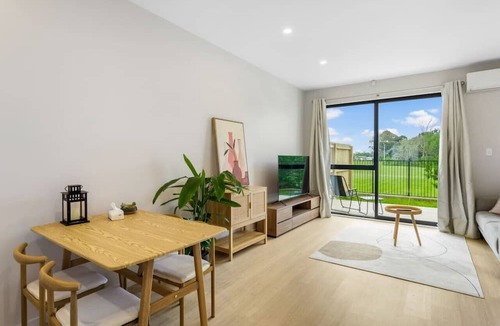 Otahuhu Apartment | Urban Glow Townhouse with parking