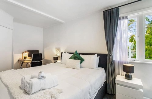 Henderson Apartment | Top-Floor Three-Bedroom Close to WestCity