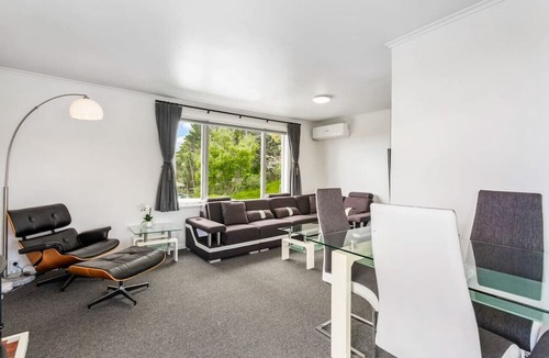 Henderson Apartment | Top-Floor Three-Bedroom Close to WestCity
