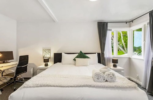 Henderson Apartment | Top-Floor Three-Bedroom Close to WestCity