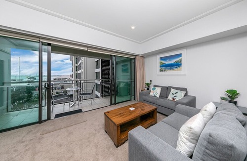 Auckland Central Business District Apartment | Stunning Auckland Harbour Views