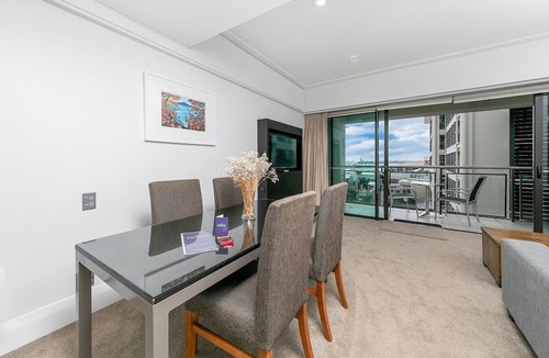 Auckland Central Business District Apartment | Stunning Auckland Harbour Views