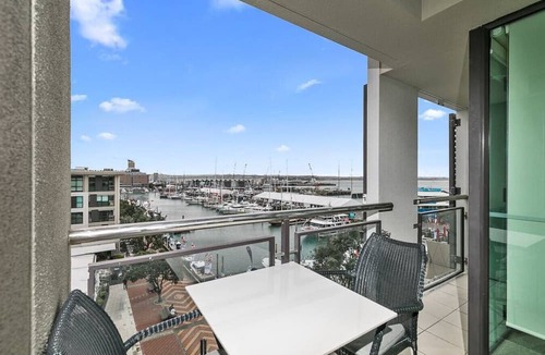 Auckland Central Business District Apartment | Sophisticated Spacious APT w/Stunning Harbour View