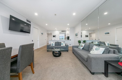 Auckland Central Business District Apartment | Sophisticated Spacious APT w/Stunning Harbour View