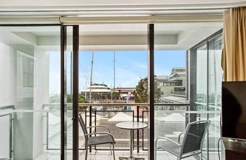 Auckland Central Business District Apartment | Sunlit Corner Apartment w/Harbour Views