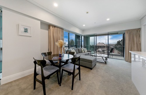 Auckland Central Business District Apartment | Sunlit Corner Apartment w/Harbour Views