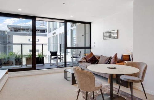 Newton Apartment | The CityScape Apartment with Wi-Fi and Balcony