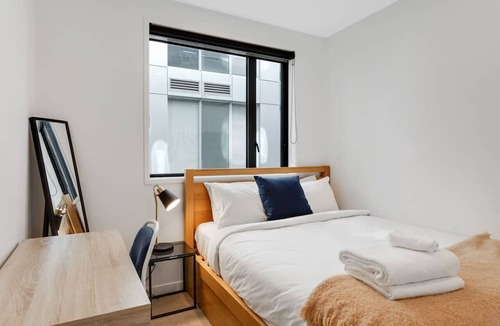 Newton Apartment | The CityScape Apartment with Wi-Fi and Balcony