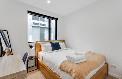 Newton Apartment | The CityScape Apartment with Wi-Fi and Balcony