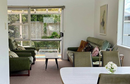 Narrow Neck Apartment | Steps from Cheltenham Beach and Local Delights!