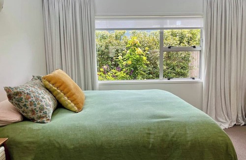 Narrow Neck Apartment | Steps from Cheltenham Beach and Local Delights!
