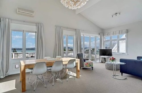 Devonport Apartment | Kerr Street with a View by Bespoke Stays