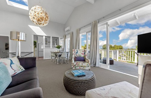 Devonport Apartment | Kerr Street with a View by Bespoke Stays