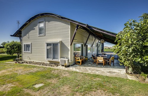 Raukawa House | The Barn At 2111- Hastings Holiday Home