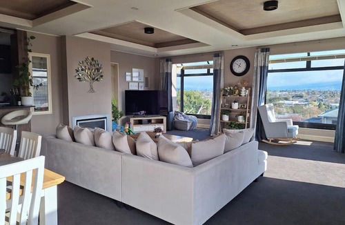 Te Awamutu House | Beauty with Panoramic Views of Mount Pirongia
