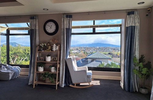 Te Awamutu House | Beauty with Panoramic Views of Mount Pirongia