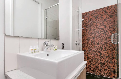 Auckland Central Business District Apartment | Lighter Quay - Pool & Gym Parking - Stair Access