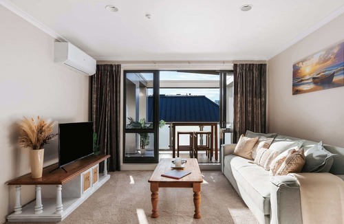 Mount Maunganui Apartment | Cosy Mount Base King Bed, Ensuite & Top Location