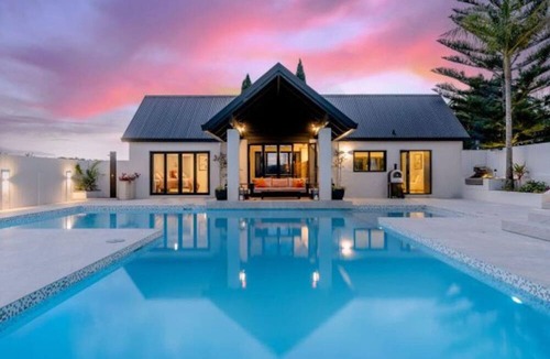 Schnapper Rock Apartment | Pool House in Resort Style Haven