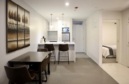 Mount Maunganui Condo | Stylish Central Escape | Walk to Beach & Cafés