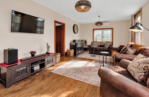 Waipu House | Timeless Retreat, an iconic landmark steeped in history, opposite Waipu Caves!
