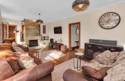 Waipu House | Timeless Retreat, an iconic landmark steeped in history, opposite Waipu Caves!