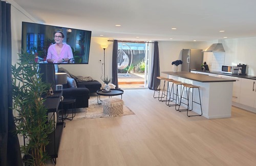 Hoon Hay Apartment | Beautiful Studio w/Parking | Near CBD & Port Hills