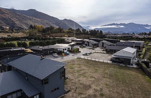 Wanaka House | Spacious Mountain View Manor with Sauna
