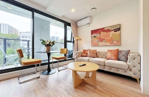 Newton Apartment | Rare Find Retreat AC 1B Parkside View vs Sky Tower