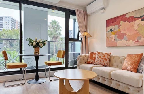 Newton Apartment | Rare Find Retreat AC 1B Parkside View vs Sky Tower