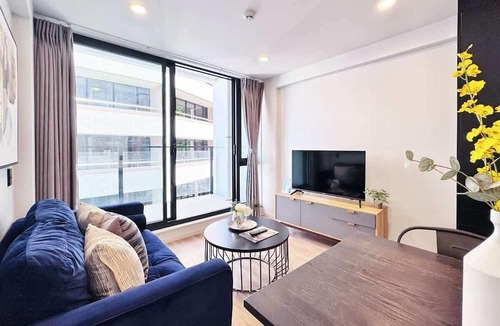 Auckland Central Business District Apartment | Peaceful Studio Nearby SkyTower & Queen St vs Pool