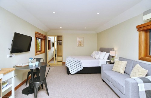 Christchurch Apartment | Studio 85 – Chic Retreat with EV Charger