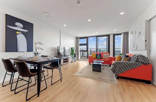 Auckland Central Business District Apartment | Penthouse 3BR & 2Bath-Skytower View-Pool, Parking